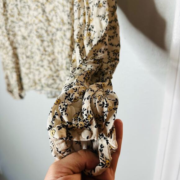 CUPCAKES AND CASHMERE Halston Cameo Rose Print V-Neck Blouse Size Large - Picture 5 of 13